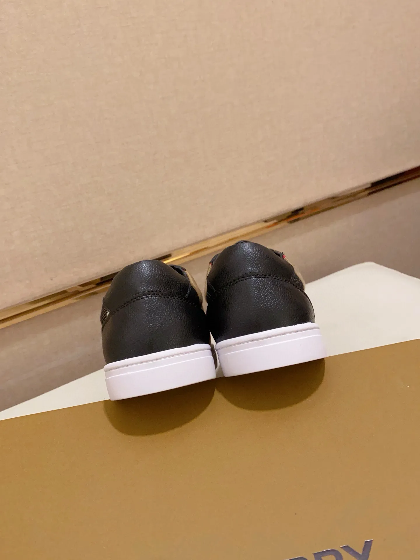 Men's shoes 💰: 400💰🥳◾️▫️The new Burberry men's classic low-top sneakers are reinterpreted with Vintage retro plaid cotton material and calfskin, decorated with a new brand logo. First-layer sheepskin lining, embossed Burberry logo on the heel, and original TPU outsole! Code number: 38-44. Can be customized45